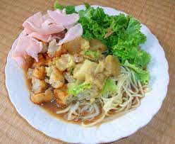 Tahu Campur Terdiri Dari Tahu Otot Sapi Bakwan Singkong Mie Daun Selada Kerupuk Dan Disiram Kuah Resep Tahu Makan Malam Resep Masakan Indonesia