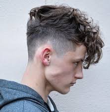 Rambut modern adalah rambut yang gayanya tidak berlebihan, misal kalaupun kamu ingin mewarnakan tidak memilih warna yang cerah. Gaya Rambut Ikal Pria Model Rambut