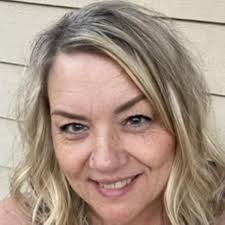 Amazon.com: OSP Home Furnishings Avalon Hand Painted Round Accent Table,  Antique Grey : 居家與廚房