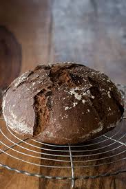 Ein Einfaches Aromatisches Und Saftiges Vollkornbrot Welches Mit Weizen Und Roggensauerteig Ange Vollkornbrot Brot Selber Backen Rezept Brot Backen Sauerteig