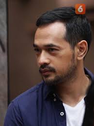 Oka Antara Perankan Wahab yang Ambisius dalam Film Horor Pilkada Wanita  Ahli Neraka