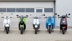 Silence Piaggio Niu Cinq Scooters Electriques Au Banc D Essai De L Adac