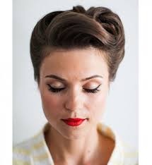 Idee De Chignon Le Chignon Banane Retro Cosmopolitan Fr Coiffure Chignon Retro Chignon Banane