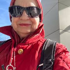 What are beginner-friendly knitting projects and supplies for someone with  chronic pain and tendinitis?