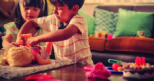 Menino e menina brincando de boneca. Fonte: . Acesso em 6 de set. de 2021.  | Download Scientific Diagram