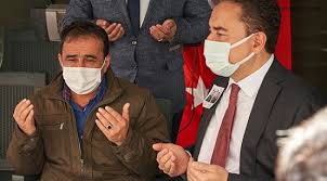 Betül babacan bilgisayar mühendisliği, tuğba babacan gıda mühendisliği, merve babacan ise tıp amerika'daki eğitimini tamamlamasının ardından 1994'te türkiye'ye dönen ali babacan, bir süre aile. Ali Babacan Dan Sehit Ailesine Taziye Ziyareti Genel Izmir Haber Merkezi
