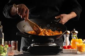 Las mejores recetas para hacer con wok. Cocina El Chef Cocina Pasta Con Salsa Y Verduras En Una Sarten O Wok Con Un Fondo De Verduras Cocina Receta Foto De Archivo Imagen De Chef Cocina 172905140