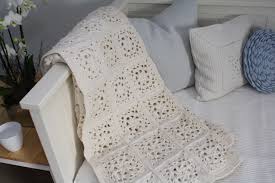 A granny square is a piece of square fabric produced in crochet by working in rounds from the center outward. Meine Granny Decke Ist Fertig Valentinahaekelt
