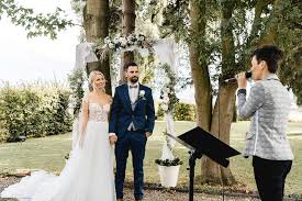 2 stunden) als vorbereitung, bei dem wir gemeinsam über alle eure wünsche und träume für die trauung, sowie den ablauf sprechen und wir uns noch besser. Preise Leistungen Eure Traurednerin Freie Trauungen Koln