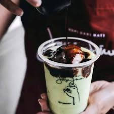 Sensasi rasa hangat yang menyebar ke seluruh tubuh, pasti sangat nikmat kalau cuaca lagi makanya, sebelum mengonsumsi makanan dan minuman panas ada baiknya kalau didinginkan dulu. Coba 10 Minuman Kekinian Ini Biar Makin Hits Grab Id
