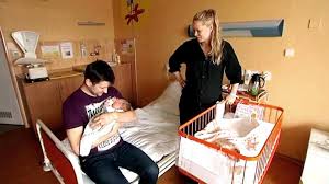 Otcovská dovolená se prodlouží z jednoho na dva týdny. Od Unora Zacina Platit Tydenni Otcovska Dovolena Ct24 Ceska Televize