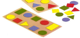Estimular a coordenação motora fina, atenção, percepção de cores, formas, tamanhos (pequeno/médio/grande) e espessura (grosso/fino). Bingo Com Formas Geometricas Jogos De Matematica So Escola