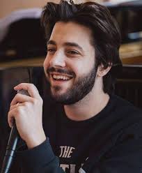 He participated in several music festivals as well as taking part in the third season of idolos (the portuguese version of the idol franchise) in 2009. Salvador Sobral Partilha Momentos Musicais Da Sua Vida Para Servir De Companhia Neste Confinamento