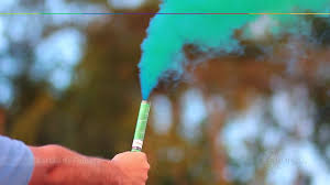 Fumaça colorida é um tipo de fumaça produzida por um aerossol de pequenas partículas de um pigmento ou corante adequado. Vivian Festas Bastao De Fumaca Colorida Podem Ser Usada