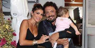 Enrico brignano sarà questa sera ospite a sanremo 2017 su invito di carlo conti e maria de filippi. Enrico Brignano E Flora Canto Prime Disavventure Con La Figlia Martina Sono Genitori Simpaticissimi Gossip