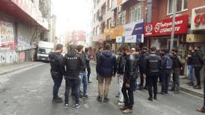 Sabahın erken saatlerinden itibaren okmeydanı cemevi önünde toplanan vatandaşlar sloganlar attı. Berkin Elvan In Vuruldugu Yerde Kesif Sokak Giris Cikisa Kapatildi Gercek Gundem