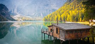 Le dolomiti, le acque cristalline del lago di braies, i prati verde smeraldo, il cielo azzurro sul quale si stagliano le cime innevate. Un Passo Dal Cielo Location In Alto Adige E Val Pusteria