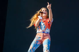 Maggie Rogers S Stage Looks That Make Us Want To Leave The Light On Tie Dye Jeans Lollapalooza Outfit Lollapalooza