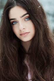 Brown hair provides a warm foil for the icy tones in blue eyes, making the blue look more vivid and alive. Pretty Women Nation Blonde Hair Blue Eyes Dark Hair Blue Eyes Dark Hair