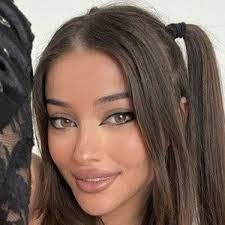 Isabel Rose's Instagram, Twitter & Facebook