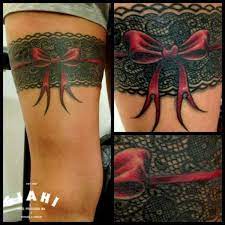 Usuwanie tatuażu jest długotrwałe, ale możliwe. Tatuaz Realistyczny Podwiazka Przez Jack Gallowtree