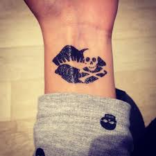 Still Don T Realize What Tattoo Design To Make There You Are Feverish To Get Your Tattoo But Here Comes You Lip Print Tattoos Lipstick Tattoos Kiss Tattoos