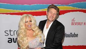 He shared a video of his side of the story? What S The Drama Between David Dobrik And Trisha Paytas