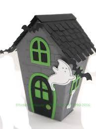 Ich habe die box geöffnet und ich glaube etwas versteckt sich bei meinem haus. Wir Basteln Im Workshop Heute Ein Halloween Haus