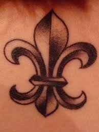 Tatouage monochrome sur le torse. 39 Dessins Et Tatouages De Fleur De Lys