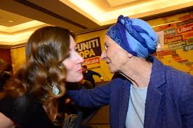 Sorride bonino, senatrice di +europa, la donna politica italiana più nota, di sicuro la più longeva, la guerriera dei diritti civili che ha fatto diventare iconico anche il turbante in testa, simbolo della resistenza alla malattia e della sua capacità di lottare. Emma Bonino De Romanis Radicali X L Europa 051 Resize Resize Formiche Net