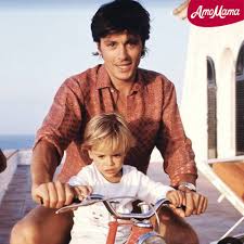 Alain fabien maurice marcel delon was born in sceaux his parents divorced early on, and delon had a stormy childhood, being frequently expelled from school. Amomama France Alain Delon Et Son Fils Anthony Facebook