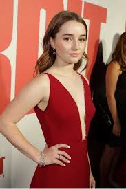 Chrissa stands strong (2009) in which she played gwen thompson. Kaitlyn Dever Detroit Weltpremiere Burgundy Sexy Ruckenfreies Abendkleid Mit Tiefem V Ausschnitt Thecelebritydresses