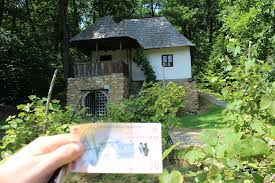 Bancnotele de 50 lei, 100 lei, 200 lei şi 500 lei au, în zona elementului floral pe avers, înscrisă valoarea nominală prin perforaţii foarte fine. Casa De Pe Bancnota De 10 Lei Cea RealÄ Drum Liber Vezi Romania Cu AlÈi Ochi