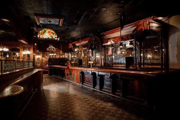 Ghosts of New York's Glamorous Past Haunt an Empty Pub - The New York Times