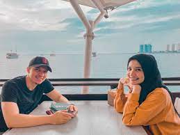 Kakak dari shireen sungkar ini menikah dengan irwansyah pada 15 januari 2011. Menikah Di Umur 20 Tahun Zaskia Sungkar Akui Niat Terselubungnya Nikah Muda Untuk Kabur Dari Kekangan Sang Ayah Gue Mau Bebas Semua Halaman Nakita