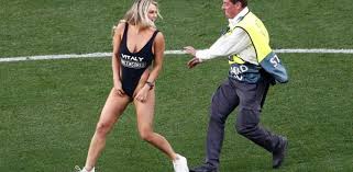 Accédez aux calendrier et résultats de la finale de la ligue des champions 2019/2020 mais aussi aux matchs en direct, résumés des rencontres, à l'actu du football. Quand Une Femme En Petite Tenue Perturbe La Finale