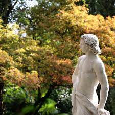 tussen de gekleurde bomen in artis staat dit marmeren beeld in een van de hoeken van de hollandse tuin zo n 137 jaar staan hier vier