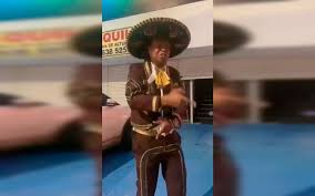 El cantante de salsa choke junior jein fue asesinado la noche del domingo 13 de junio a las afueras de un establecimiento ubicado en la avenida roosevelt con carrera 37, en cali. Clf3r6xswop7lm