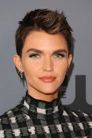 Short lesbian haircuts for round faces on the hunt. Famous Lesbians 28 Lesbian Celebrities And Gay Women