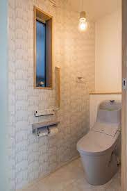 ２fトイレはちょっと遊びを入れた壁紙でかわいくアクセント トイレ 壁紙 おしゃれ トイレ おしゃれ トイレ インテリア