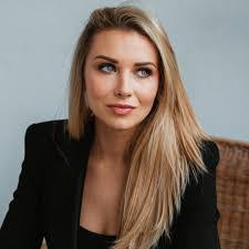 Marta Vaquerano's Instagram, Twitter & Facebook