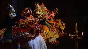 Selain itu tarian ini dilengkapi dengan adanya musik dan nyanyian. Foto Kathakali Tarian Bersejarah Di India