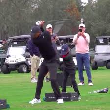 Golf efsanesi tiger woods, los angeles'ta geçirdiği trafik kazasının ardından hastaneye kaldırıldı. Tiger Woods And His Son Having The Same Golf Swing Is Beyond Adorable Sbnation Com
