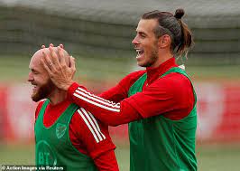 Zu viel für superstar gareth bale. Fans React To Incredible Photos Of Gareth Bale Letting His Hair Down On Wales Duty Aktuelle Boulevard Nachrichten Und Fotogalerien Zu Stars Sternchen