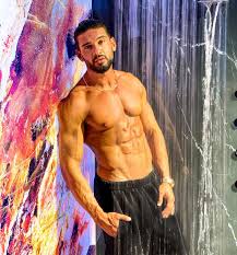 De la actorie, la muzică și la vlogurile pe care le face zilnic, artistul este unul dintre cele mai realizați din branșa sa. Cum ArÄƒta Dorian Popa In CopilÄƒrie PanÄƒ SÄƒ Il FacÄƒ Celebru Pe CheluÈ›u Imagini De ColecÈ›ie Kfetele