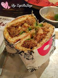 感觉上只要是打着西式猪肉料理的餐厅 就一定会有捧场客 位于seapark 的ticklish 虽然外观看起来低调 但是晚餐时间店内还是有挺多客人的 这一天因为想吃点西式的当晚餐 所以就过来这里了 结果吃了一餐很贵的猪肉饭和猪肉包啊 lazy bone food desserts ribs
