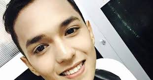 Lihat diri ini tatap mata ini adakah aku pendusta cinta mu renungku di sini di dalam hati ini adakah aku insan yang engkau cintai. Lirik Lagu Permata Cinta Aiman Tino Lirik Lagu