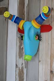 Pretty Bottle Top Cow Head I Really Want To Do This But Need A Lot Of Tops And Such Before I Can Make It Plastic Crafts Recycled Art Projects Bottle Crafts