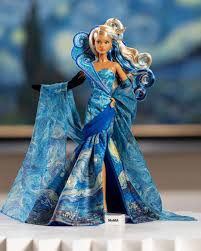 ARTE 🖼️ • A Mattel lançou uma versão da boneca Barbie inspirada em uma das obras mais icônicas da história da arte: “A Noite Estrelada” (1889), de Vincent van Gogh. Esta edição