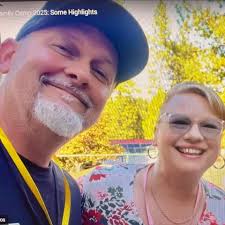 Can I work from the pool with a laptop and what raft or float is  recommended?